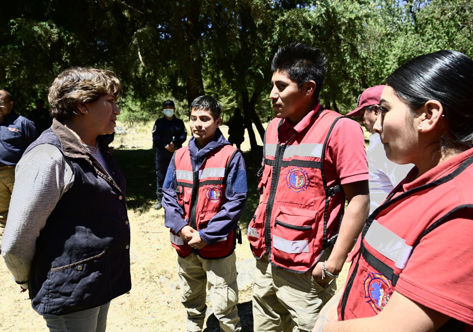 Delfina Gómez recorre el bosque de Jilotzingo, que no deja de arder