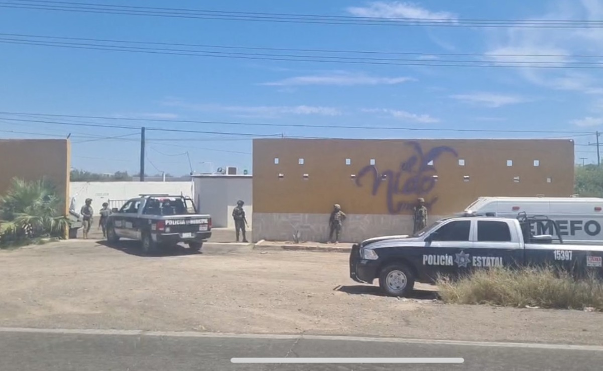 Hallan cuerpos de 4 personas dentro de un vehículo estacionado en un hotel de Empalme, Sonora