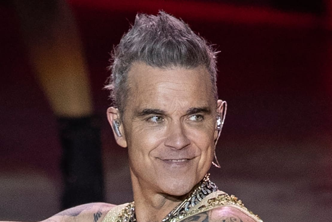 Robbie Williams detiene concierto por falta de aire y culpa al Covid