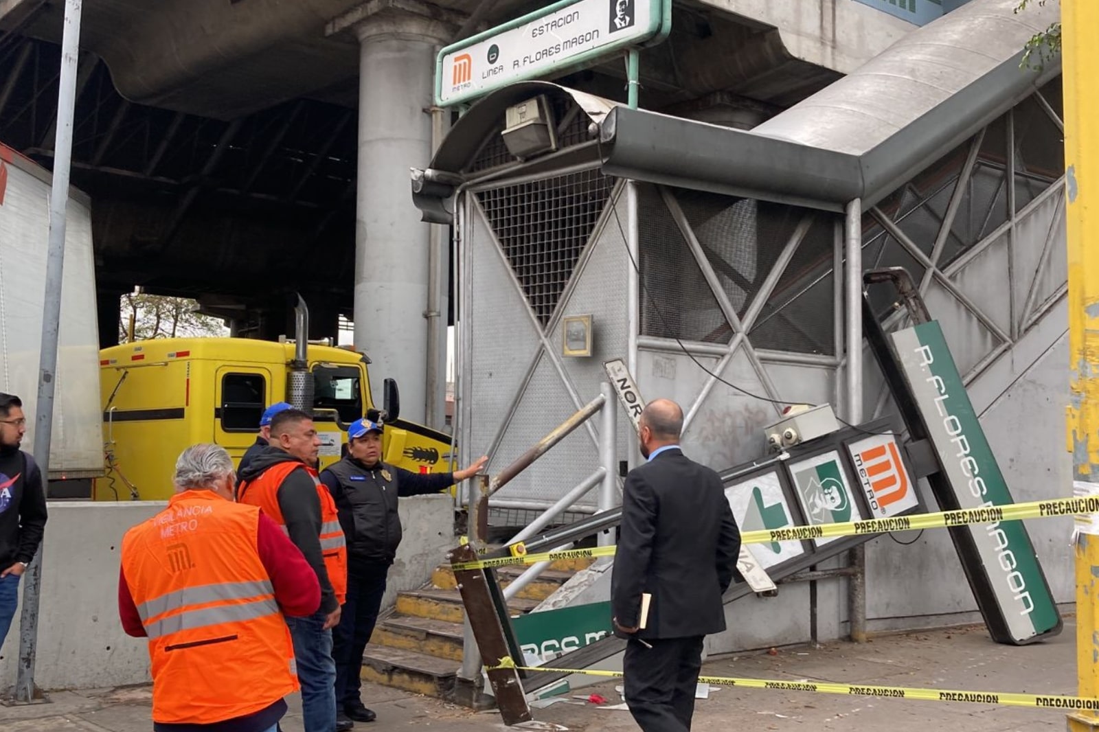 Tráiler intenta dar vuelta y tira señalamientos del Metro Ricardo Flores Magón