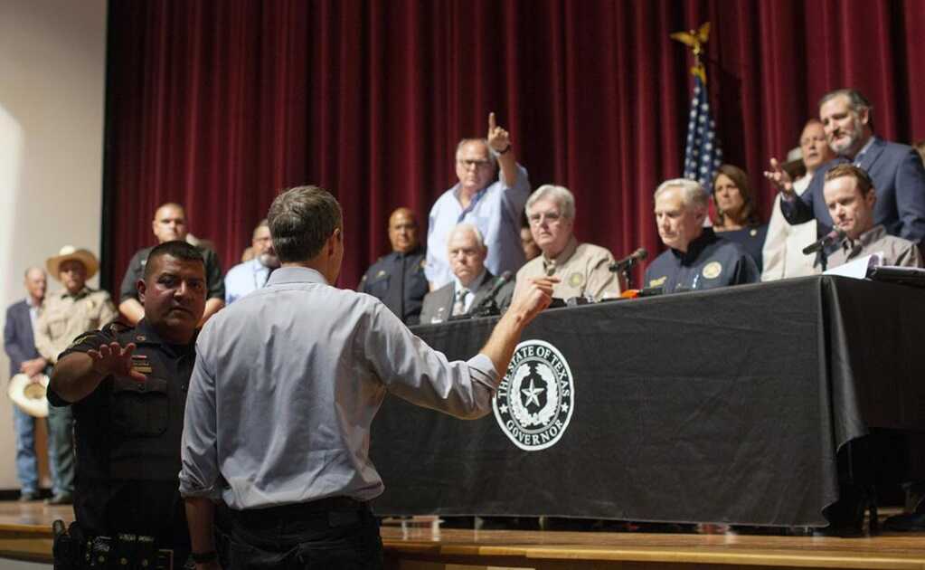 Estalla demócrata contra Gobernador de Texas: "no estás haciendo nada", le grita en su cara al hablar de tiroteos