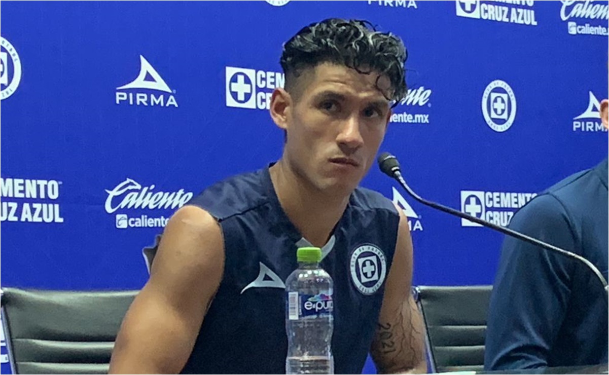 Uriel Antuna pide disculpas por besar el escudo de Cruz Azul y asegura que no fracasó con Chivas