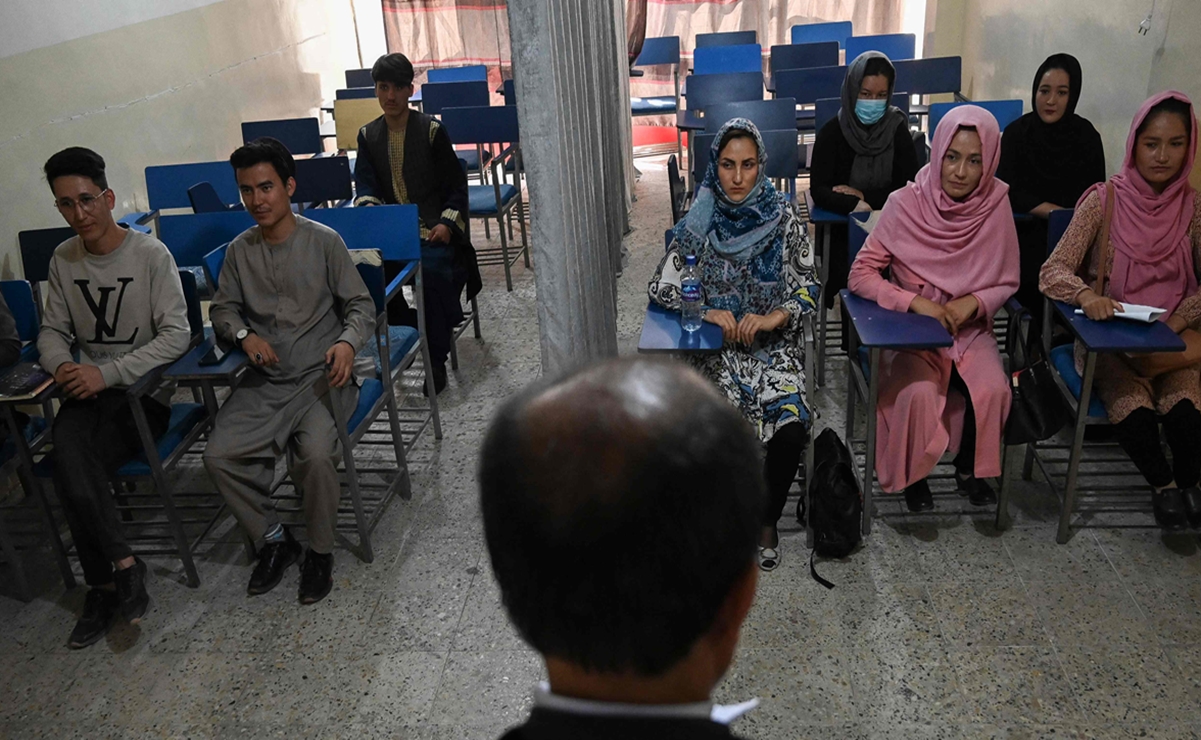 Afganas podrán estudiar en la universidad, pero separadas de hombres, confirman talibanes