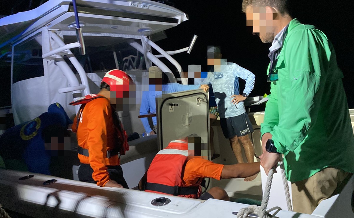 FOTOS: Rescatan a 6 personas en altamar;  embarcación quedó a la deriva por falla de motor en Yucatán