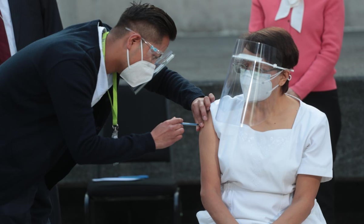 Vacuna contra Covid en el brazo derecho, la polémica tras aplicar la primera en México