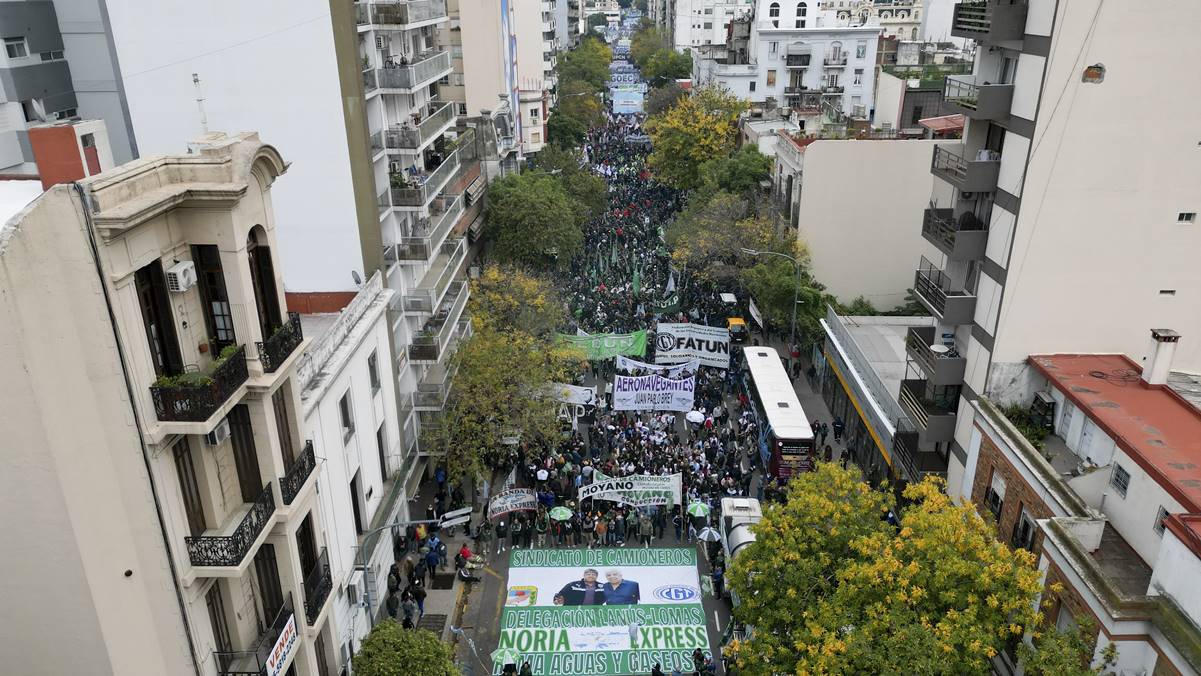 En el Día del Trabajador, argentinos marchan contra reforma laboral de Milei