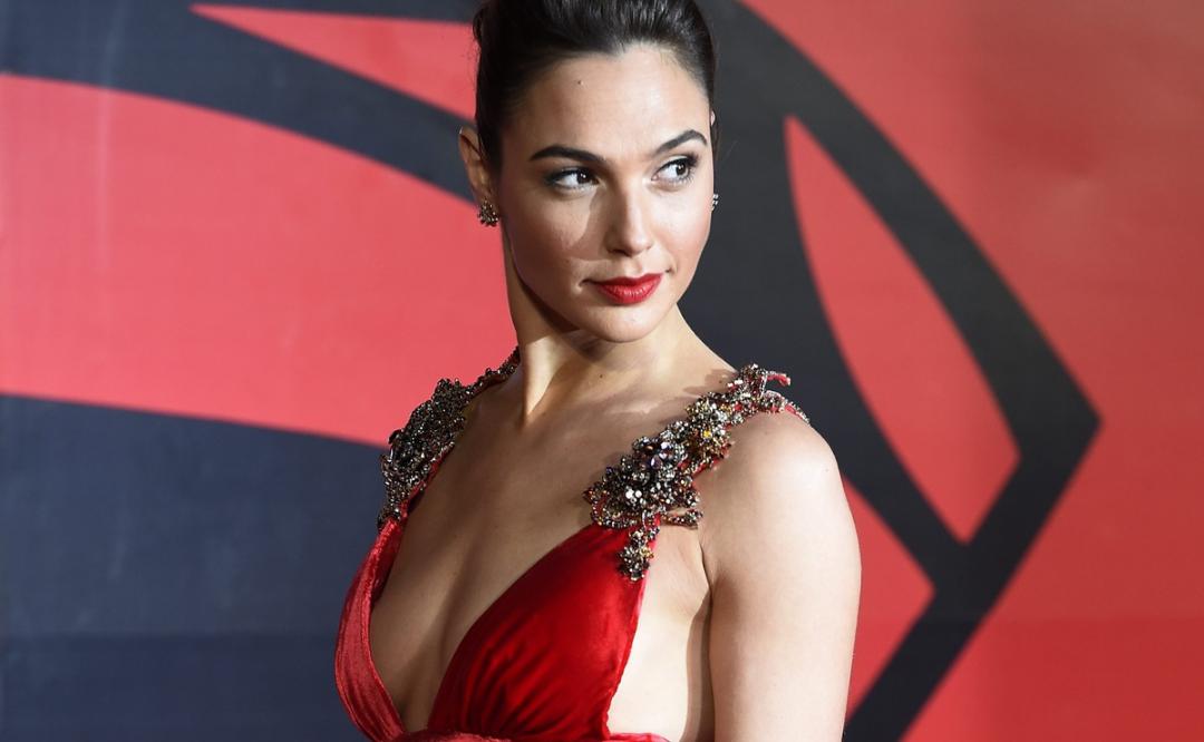 Gal Gadot trae de regreso la tendencia de látex con vestido ajustado en Brasil