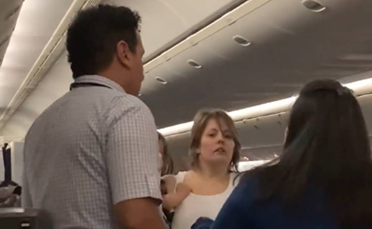 Hospitalizan a azafata tras altercado con pasajera en vuelo a Chicago