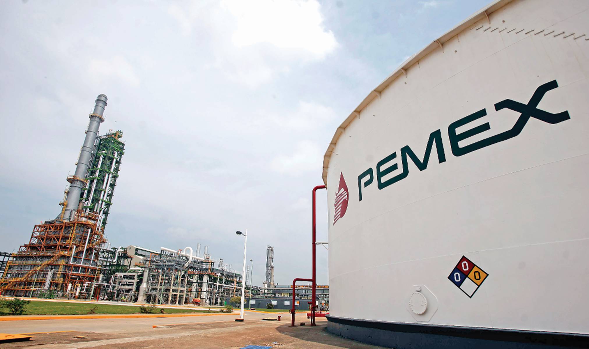 Denuncian a refinería de Pemex por emisiones contaminantes en Nuevo León