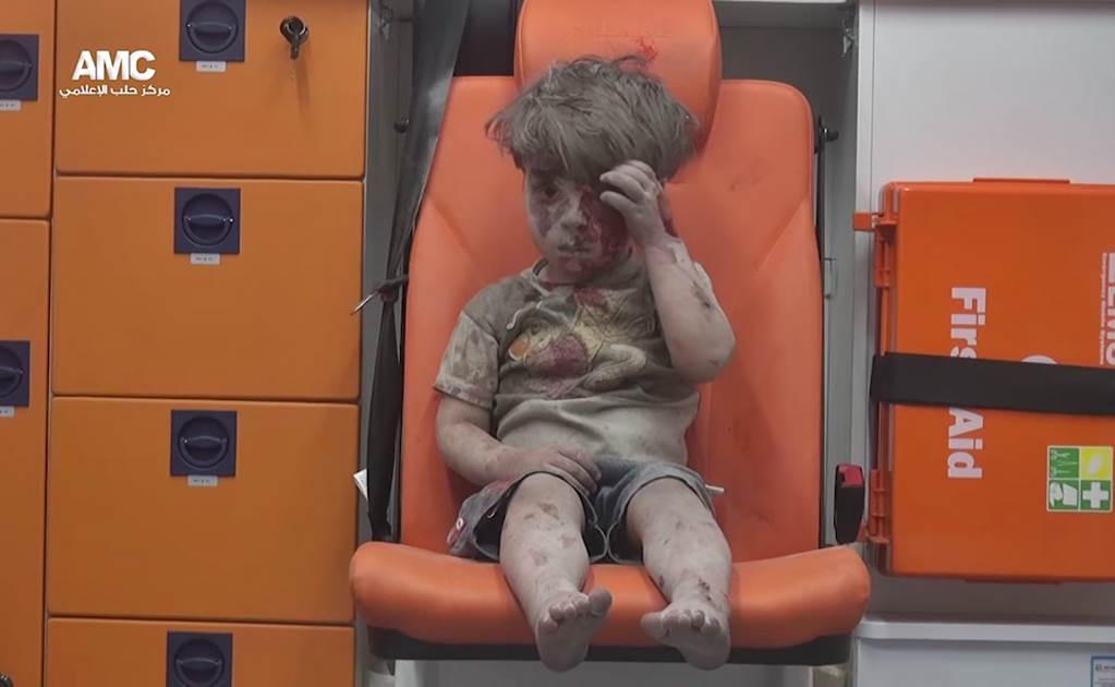 Terrible video muestra a niño aturdido y sangrando rescatado de ruinas en Siria