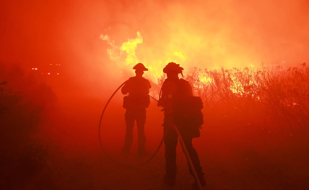 Evacúan a unas mil 200 personas por un incendio forestal a las afueras de Los Ángeles