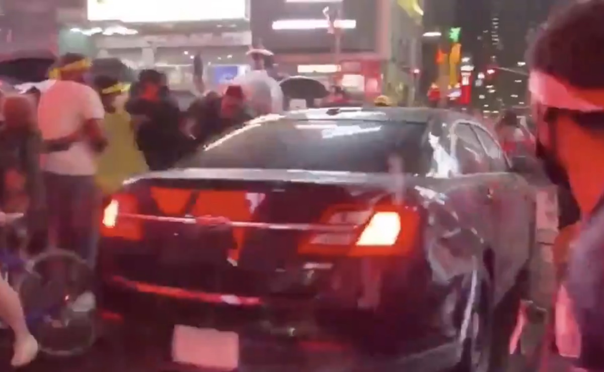 Video. Automovilista trata de arrollar a manifestantes en Times Square