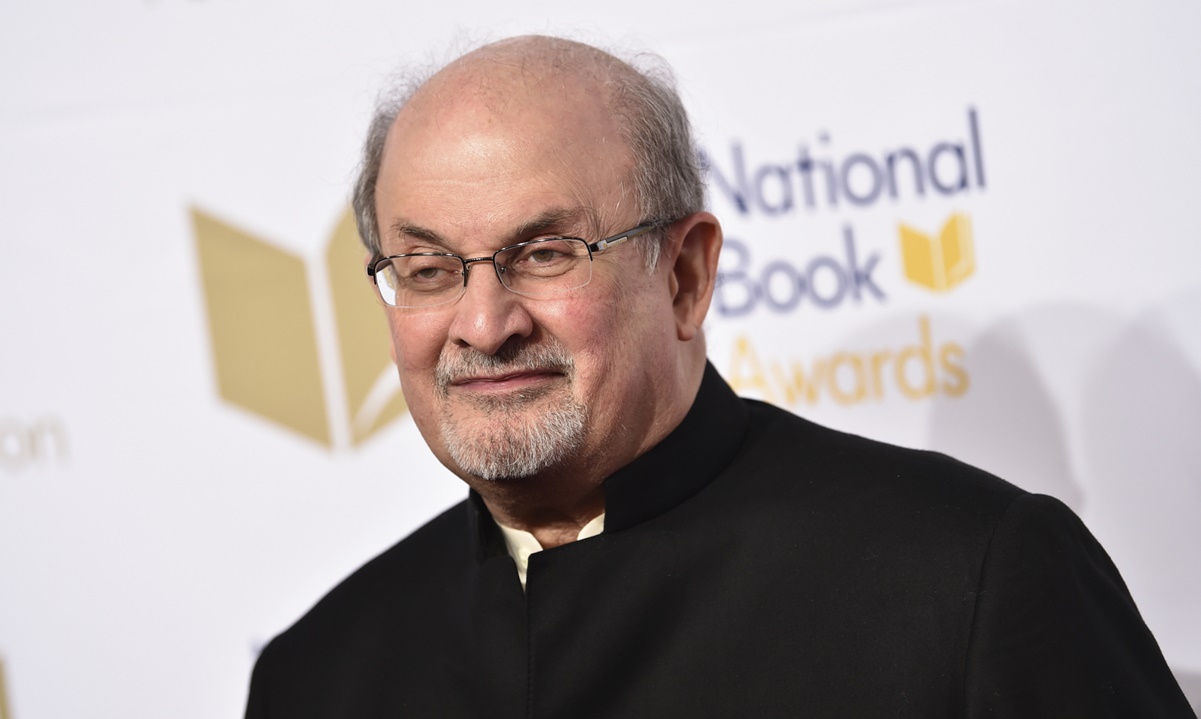Aclaran que Salman Rushdie sigue hospitalizado, en estado crítico pero sin respirador