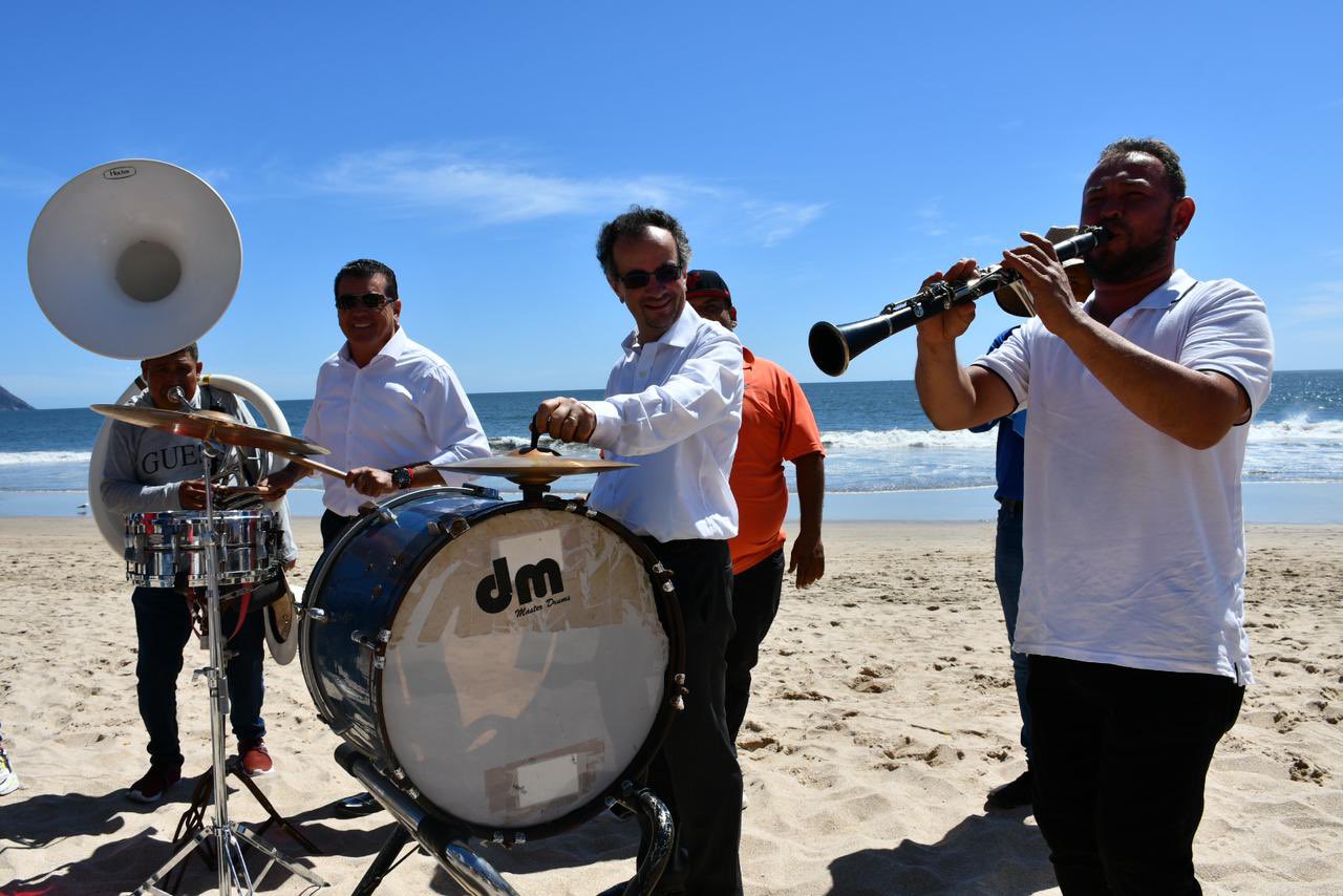 ¿Quién es Jon Benjamin, embajador de Reino Unido que bailó música de banda en Mazatlán?