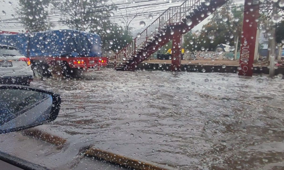 Fuerte lluvia provoca severos encharcamientos y caos vial en la carretera México-Querétaro
