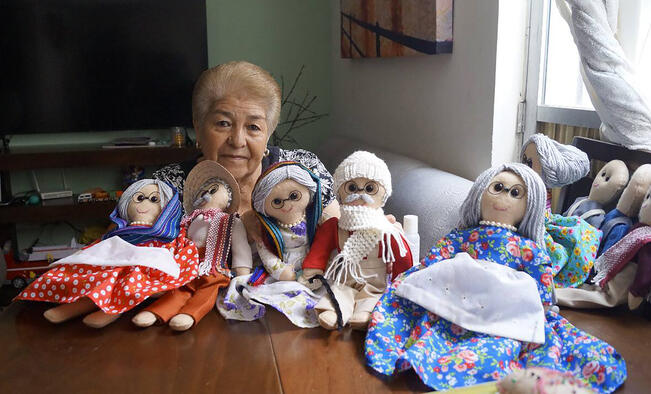 En asilo de Querétaro, elaboran muñecos para fomentar el buen trato a los abuelos