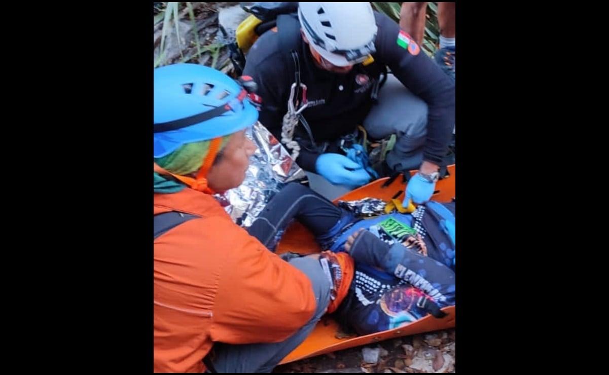 Después de 20 horas, logran rescatar a senderista que sufrió accidente en cerro de Las Mitras, Nuevo León