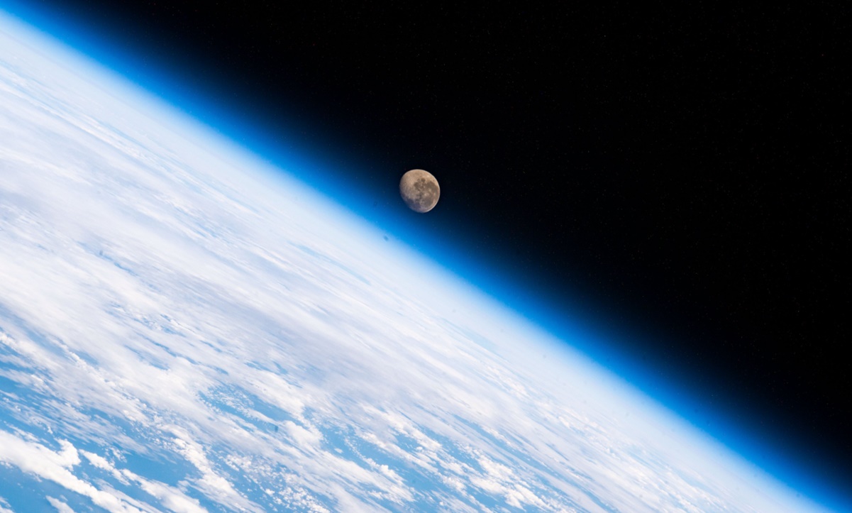 Desde el espacio, astronautas capturan las caras más impresionantes de la Luna 