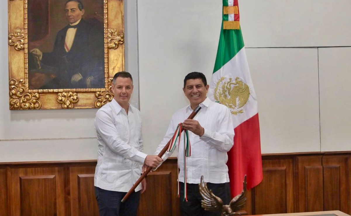 Alejandro Murat y Salomón Jara firman acta de entrega-recepción del Gobierno de Oaxaca