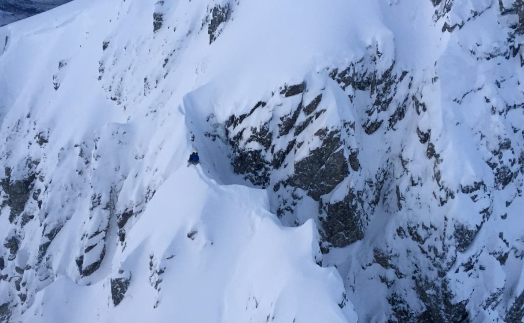 Captan rescate de esquiadores en montaña de Reino Unido