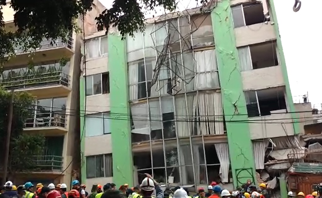 Luchan por rescatar a mujer de edificio dañado en la Narvarte