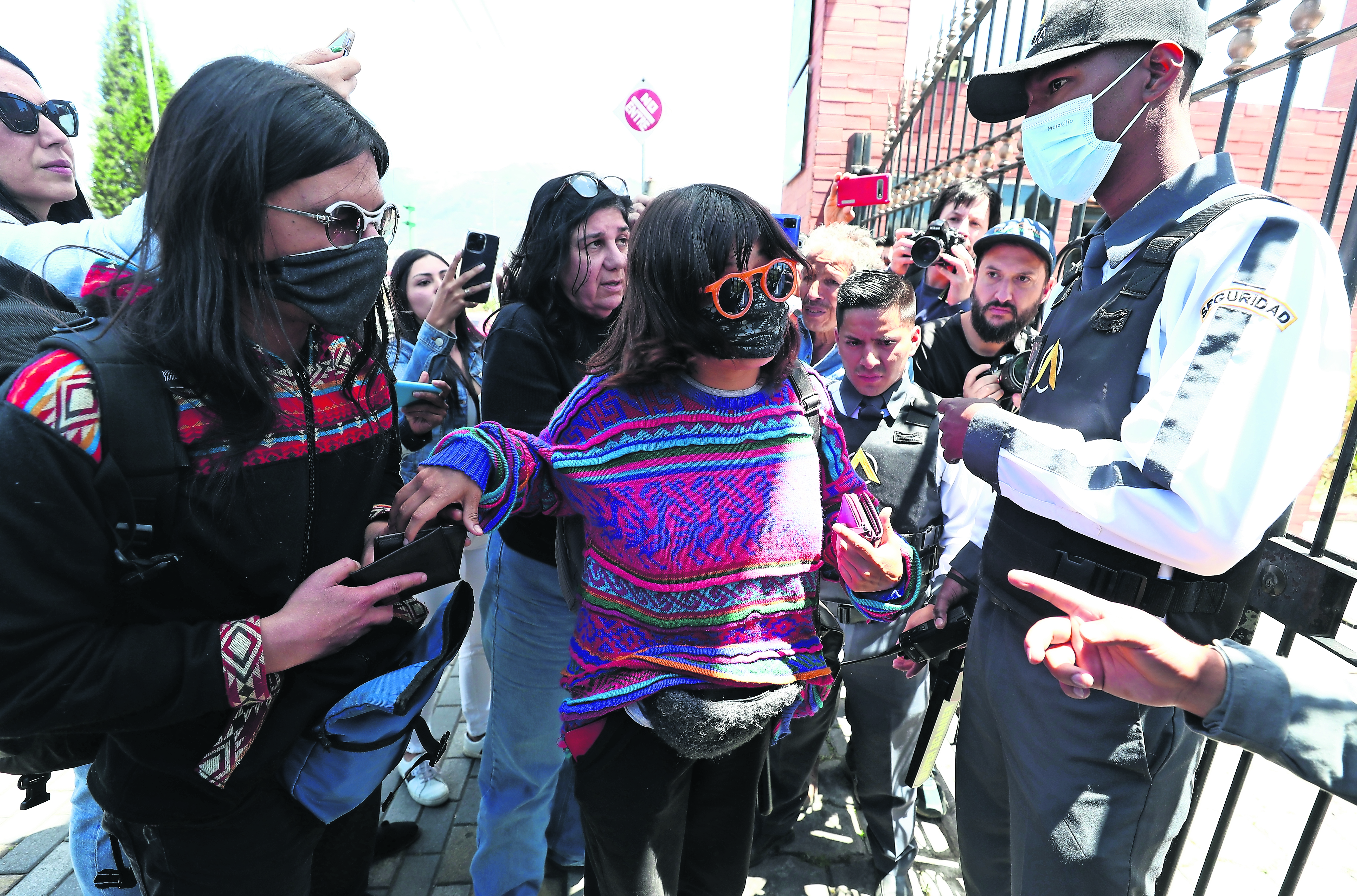 Ecuador: Tensión en velatorio de Villavicencio; familiares acusan que esposa no les permite ingreso