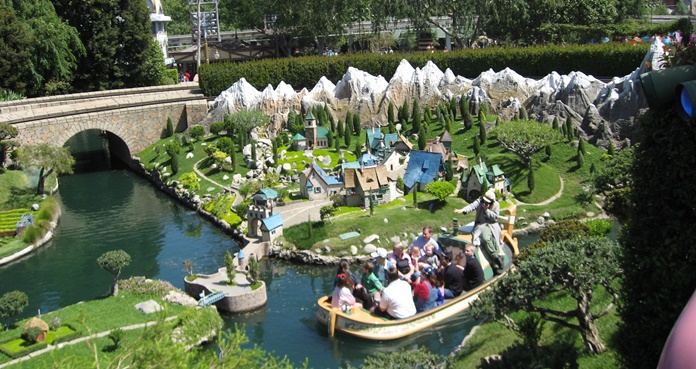Desalojan atracción en Disneyland por inundación en bote