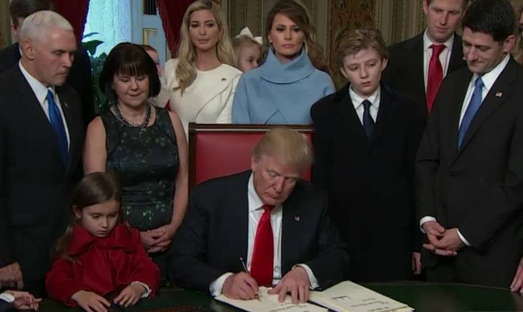 Donald Trump firma sus primeros decretos presidenciales