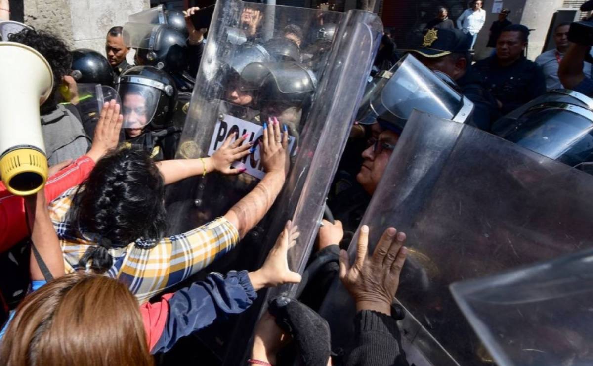 En medio de protestas y empujones, aprueban "Ley Godoy" en Congreso de la CDMX