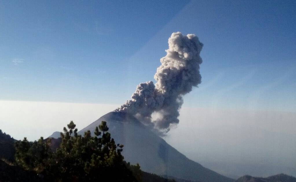 Volcán de Colima emite fumarola de 1.8 kilómetros