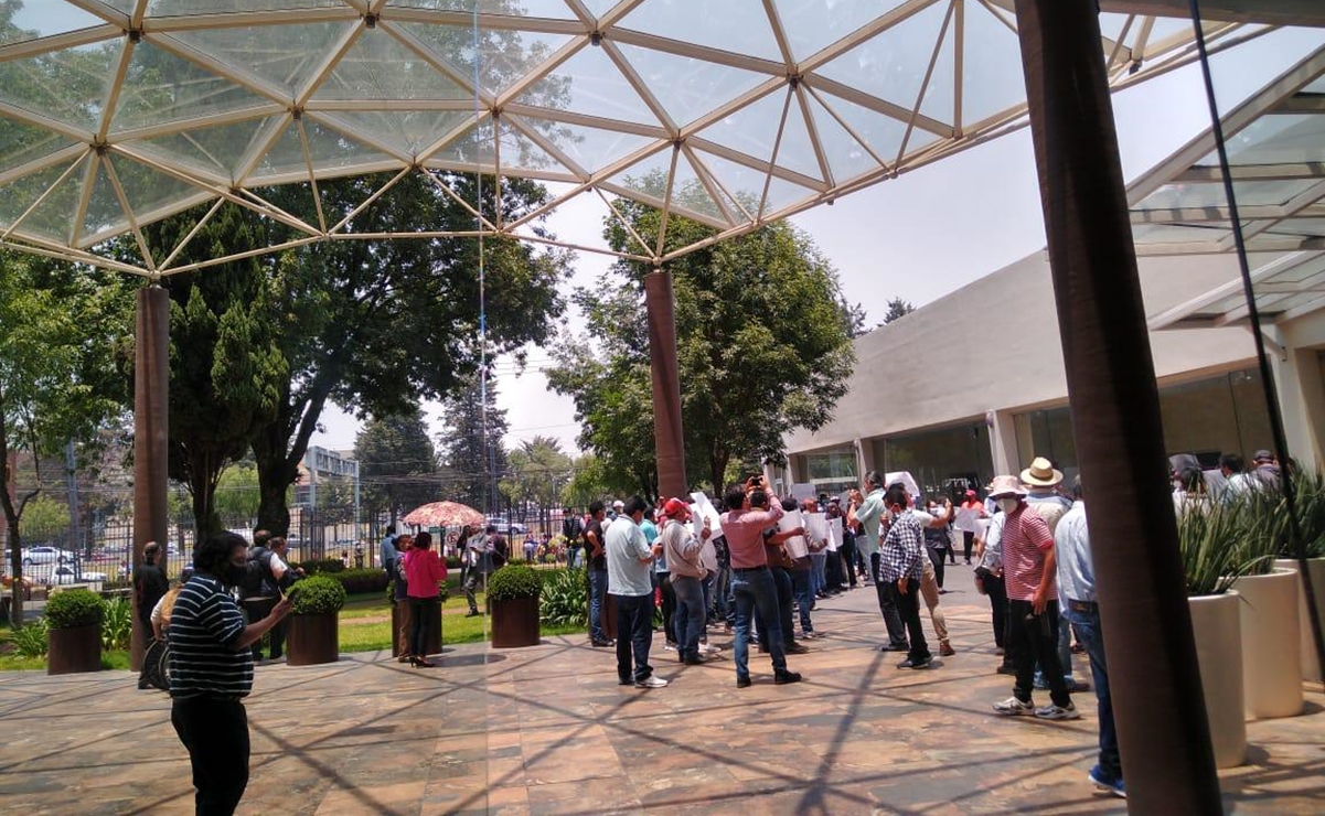Militantes de Morena protestan contra registro de candidatos en Toluca