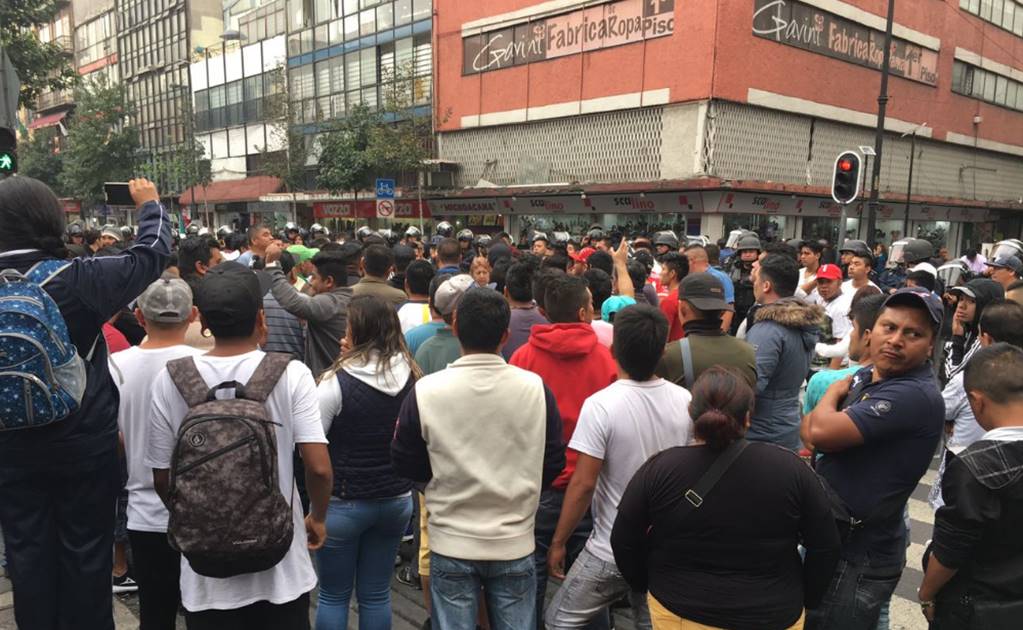 Comerciantes bloquean la circulación en Mesones y Pino Suárez