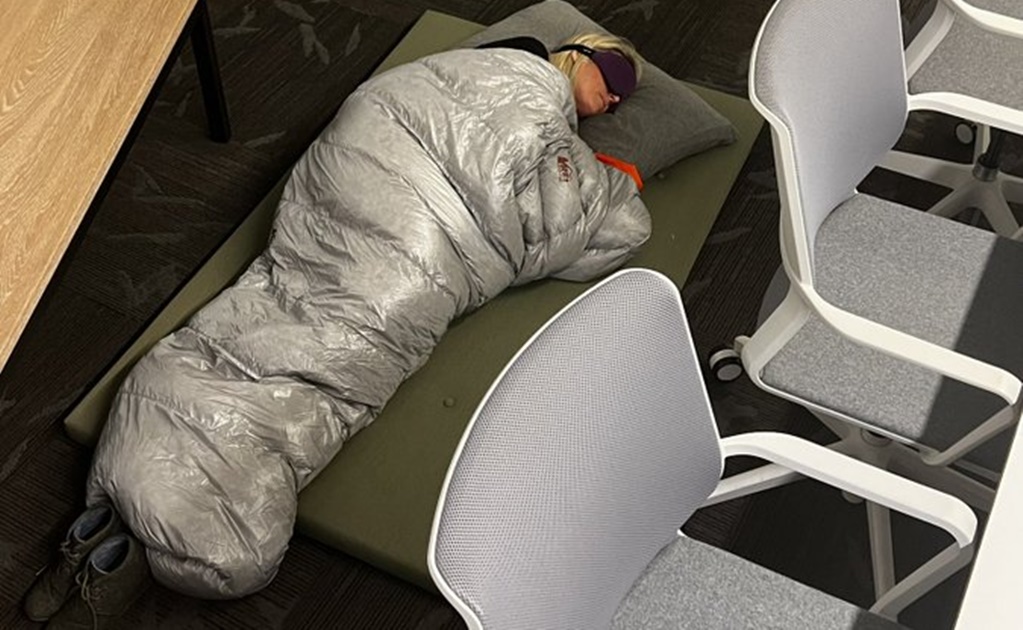 Empleada de Twitter duerme en el suelo de su oficina para preservar su trabajo tras la llegada de Musk