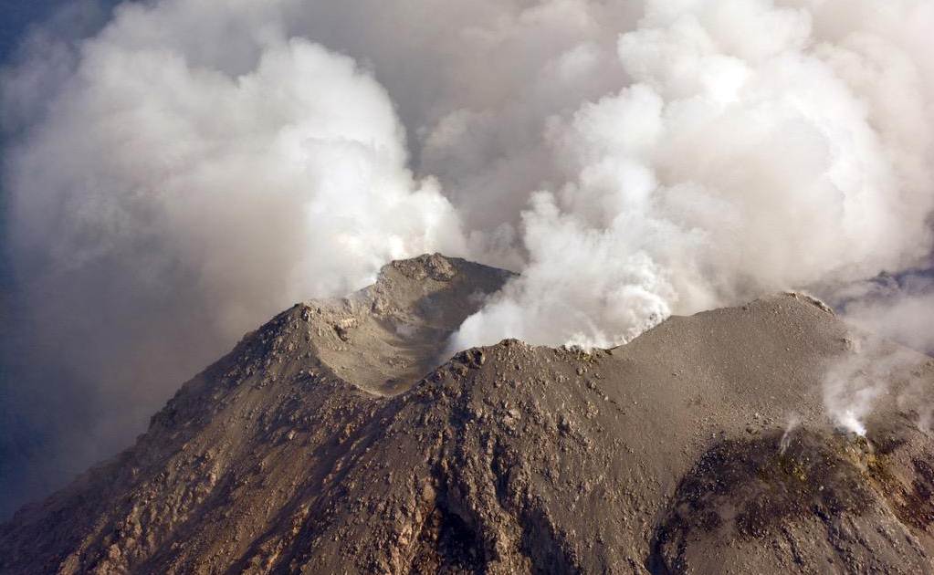 Sobrevuelan Volcán de Colima; analizan el cráter