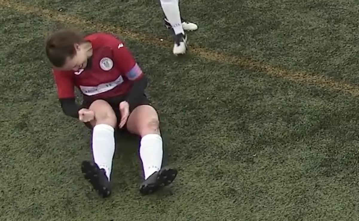 Futbolista se disloca la rodilla y se la acomoda para volver a jugar