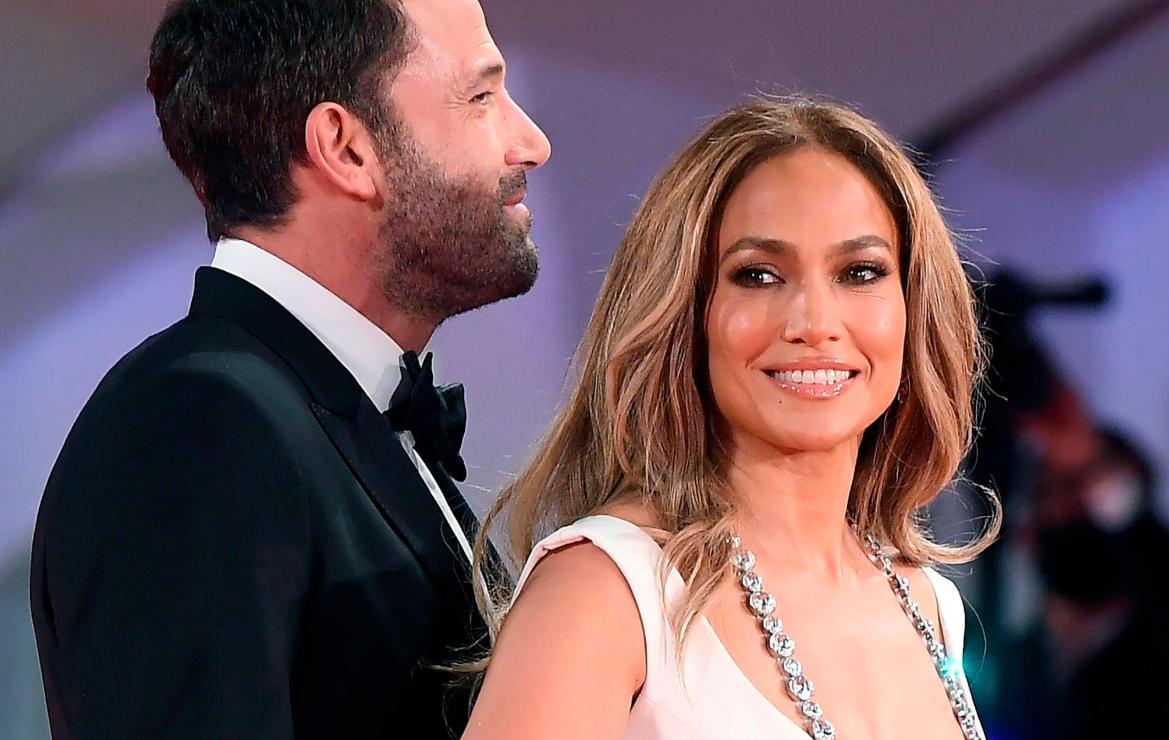 Jennifer Lopez paraliza Venecia con profundo escote en un look total white