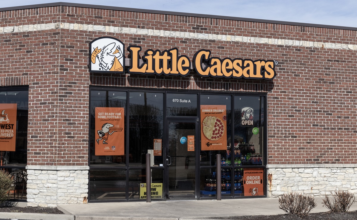 Cliente amenaza con pistola a trabajadores de Little Caesars por no tener su pizza a tiempo