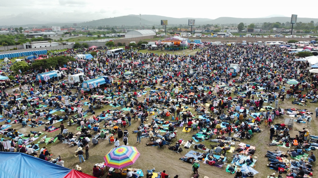 Peregrinos queretanos cruzan al Estado de México