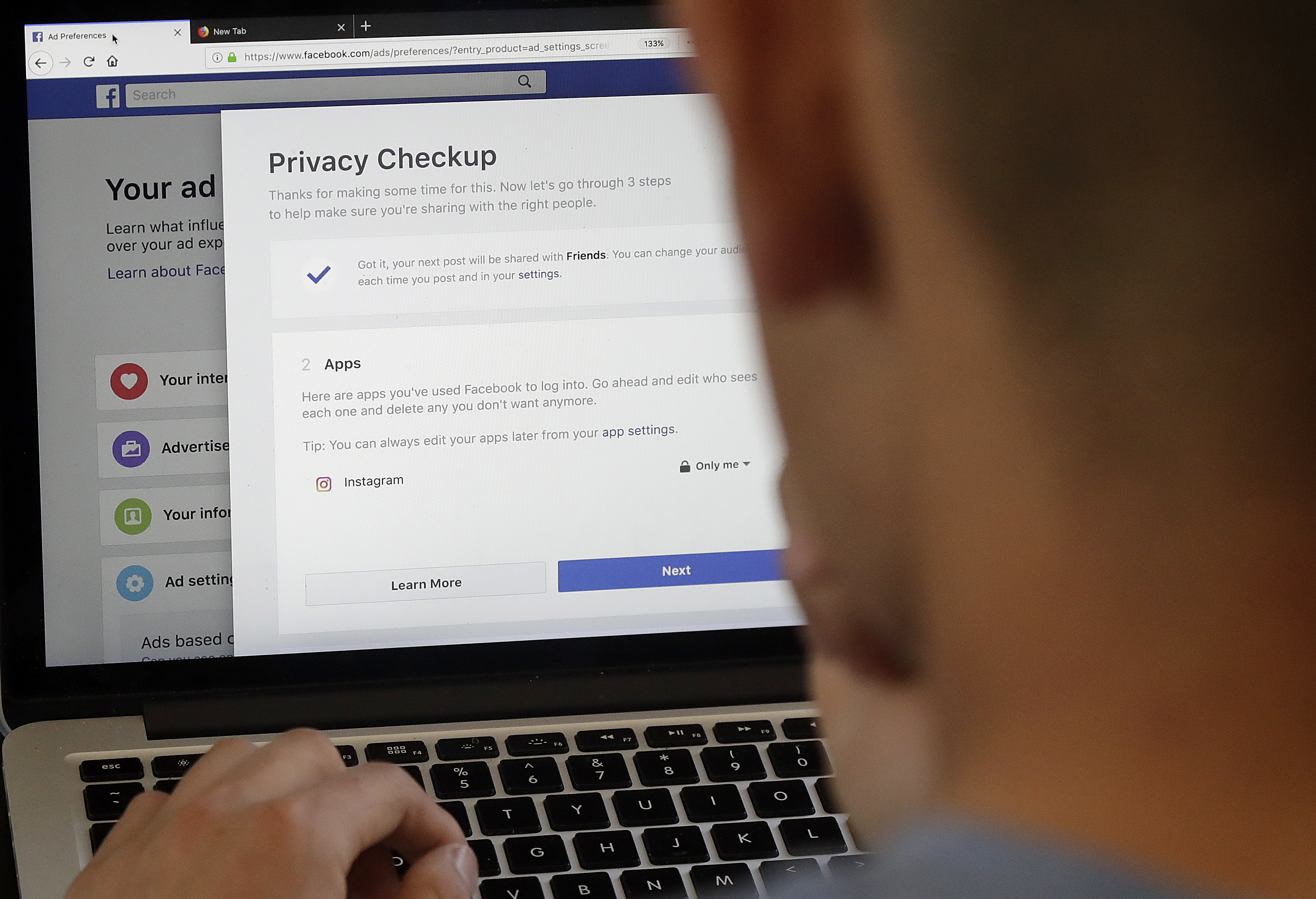 Facebook cambiará controles de privacidad tras escándalo con datos de usuarios