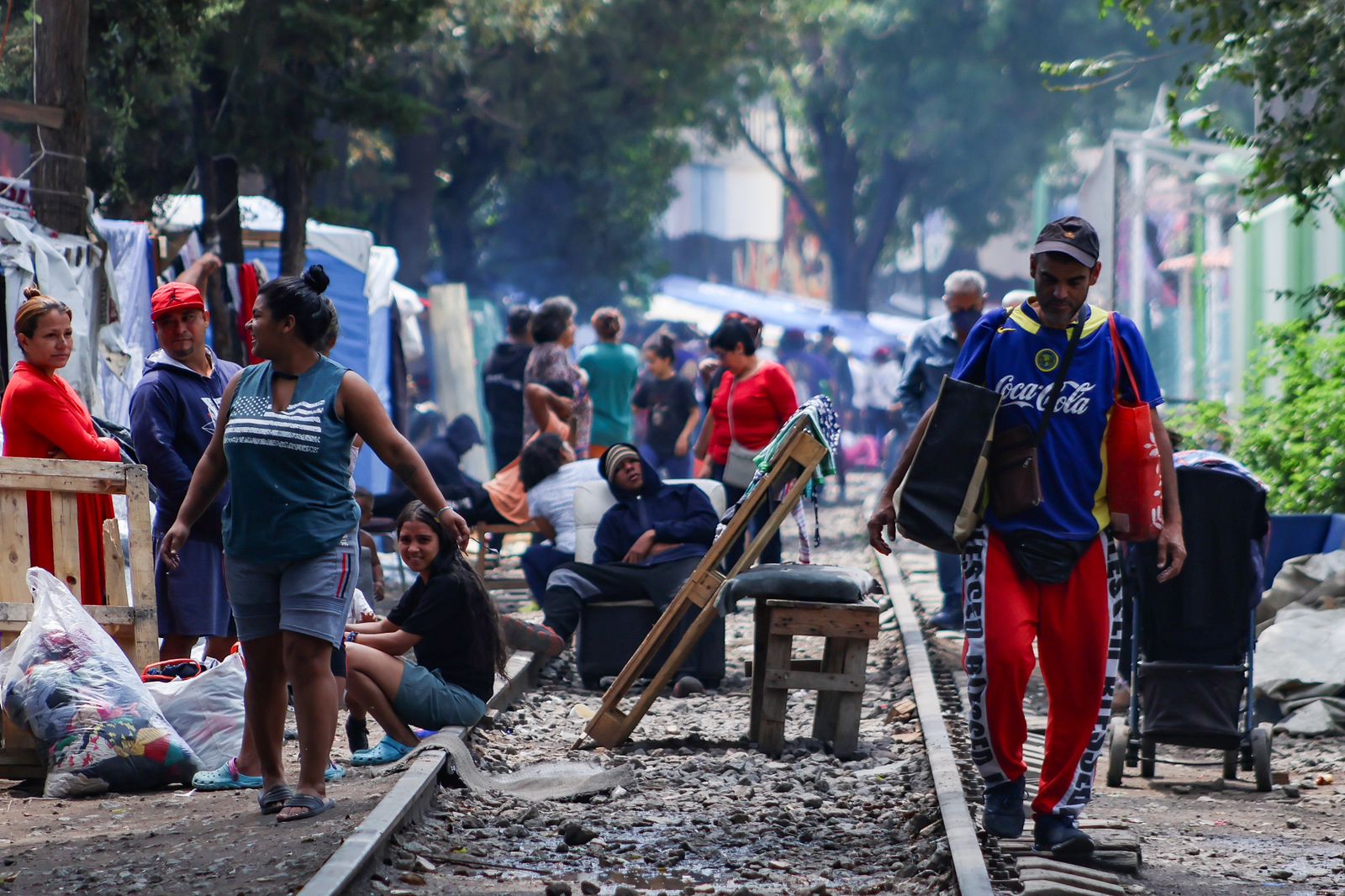 Decenas de migrantes se han apropiado de las vías en colonia Vallejo