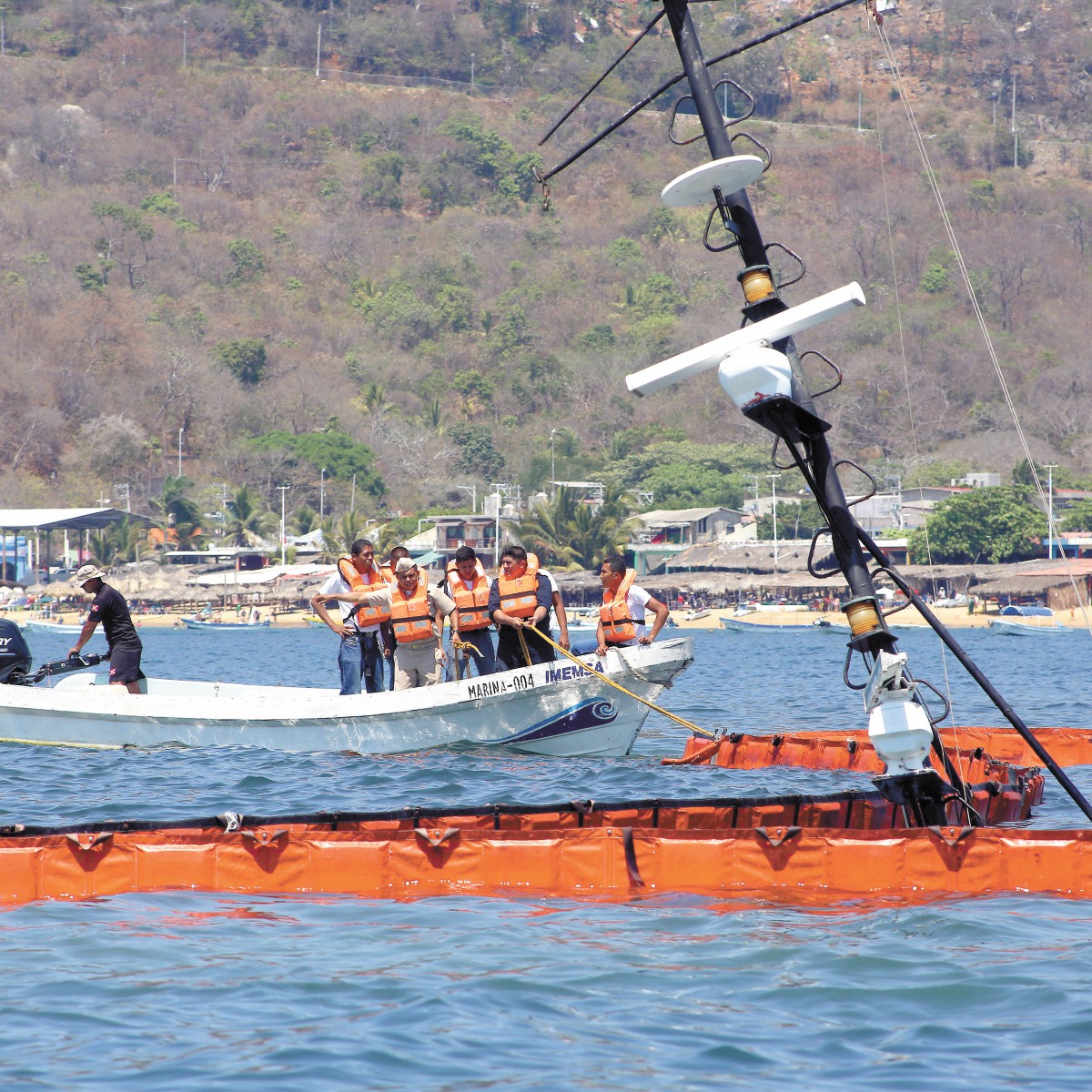 Padece playa de Acapulco por derrame de diesel   