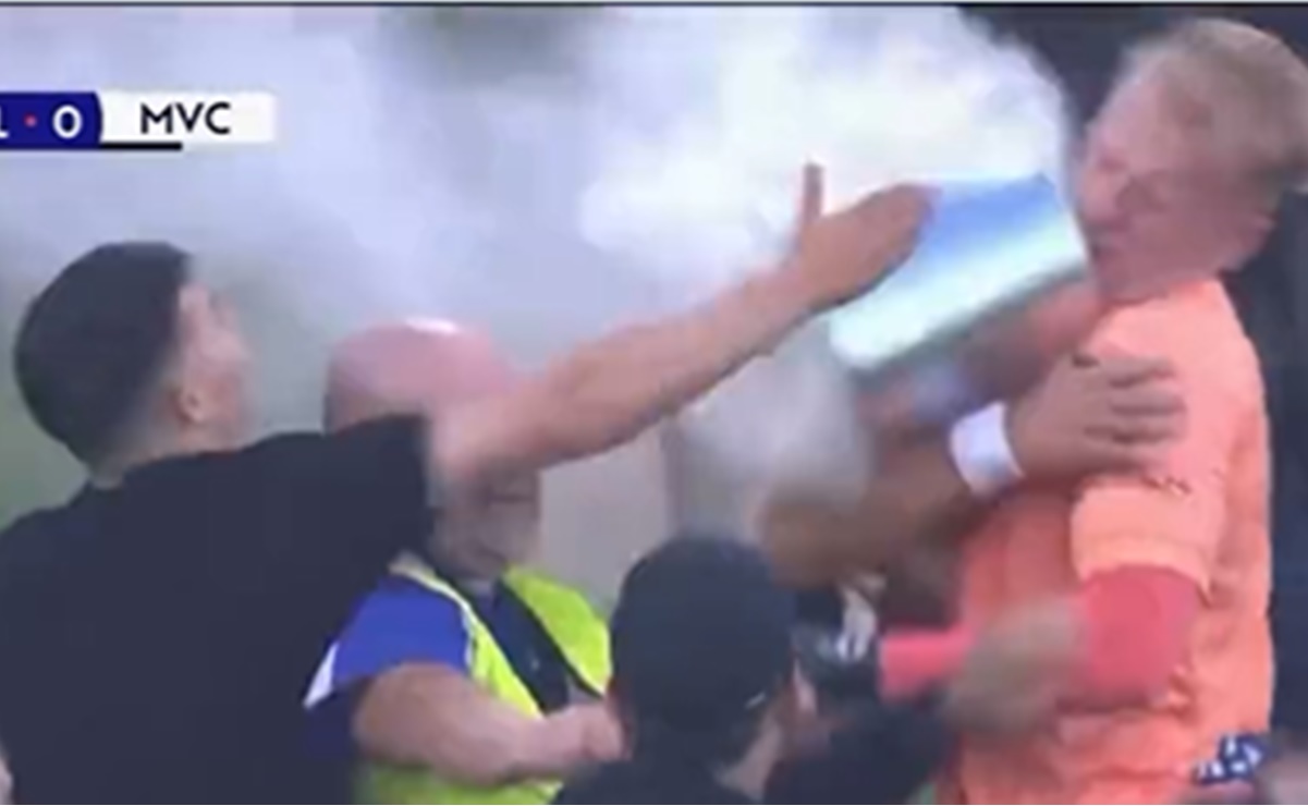 VIDEO: Aficionados invaden la cancha para dar cubetazo a portero en el Derby de Melbourne