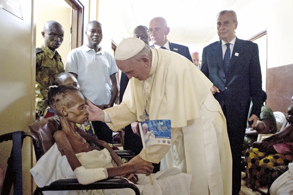 Papa llama a deponer armas durante su visita a África