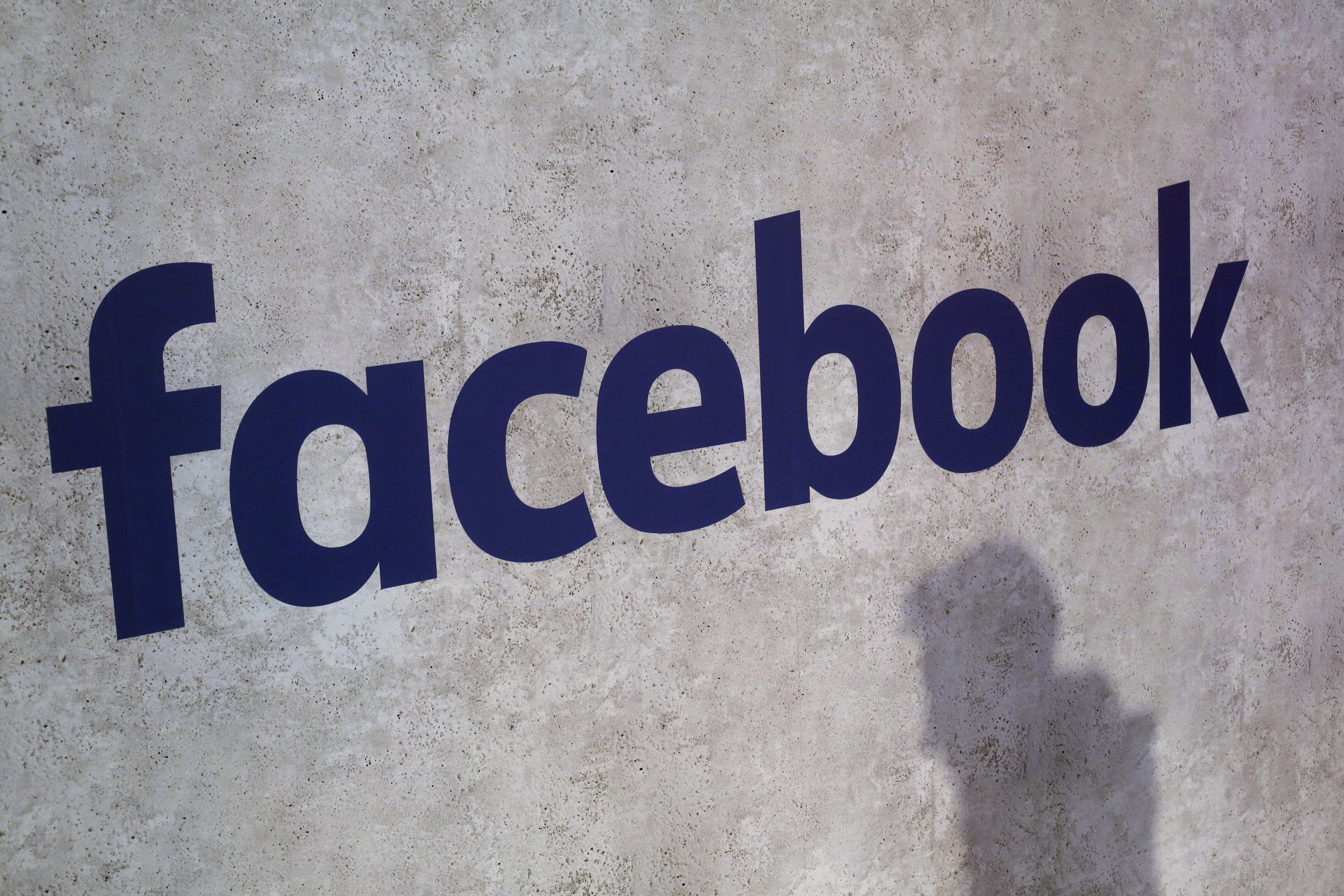Acciones de Facebook sufren caída por filtración de datos