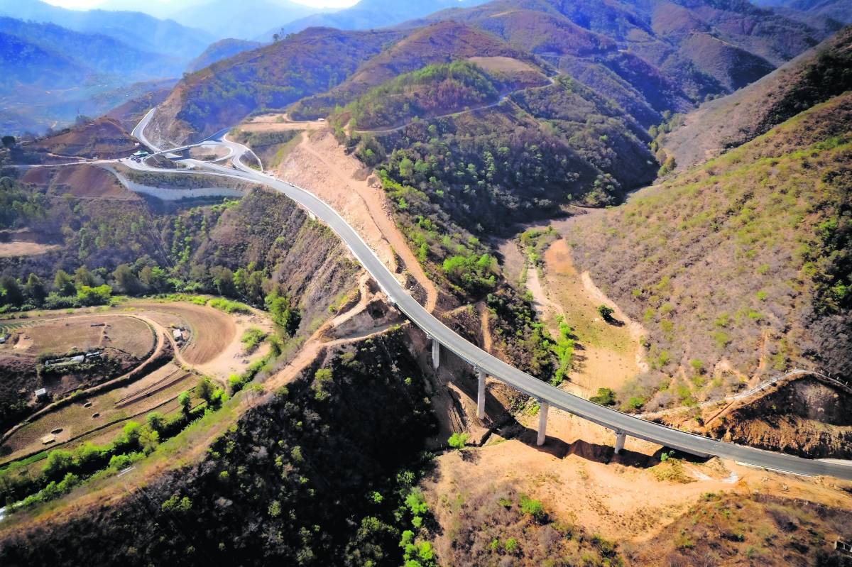 Cortan listón de carretera inconclusa en Oaxaca