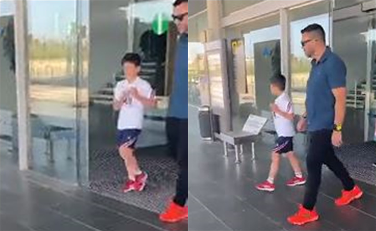 Hijo de Messi tapa el escudo del PSG de su jersey a su llegada a Barcelona