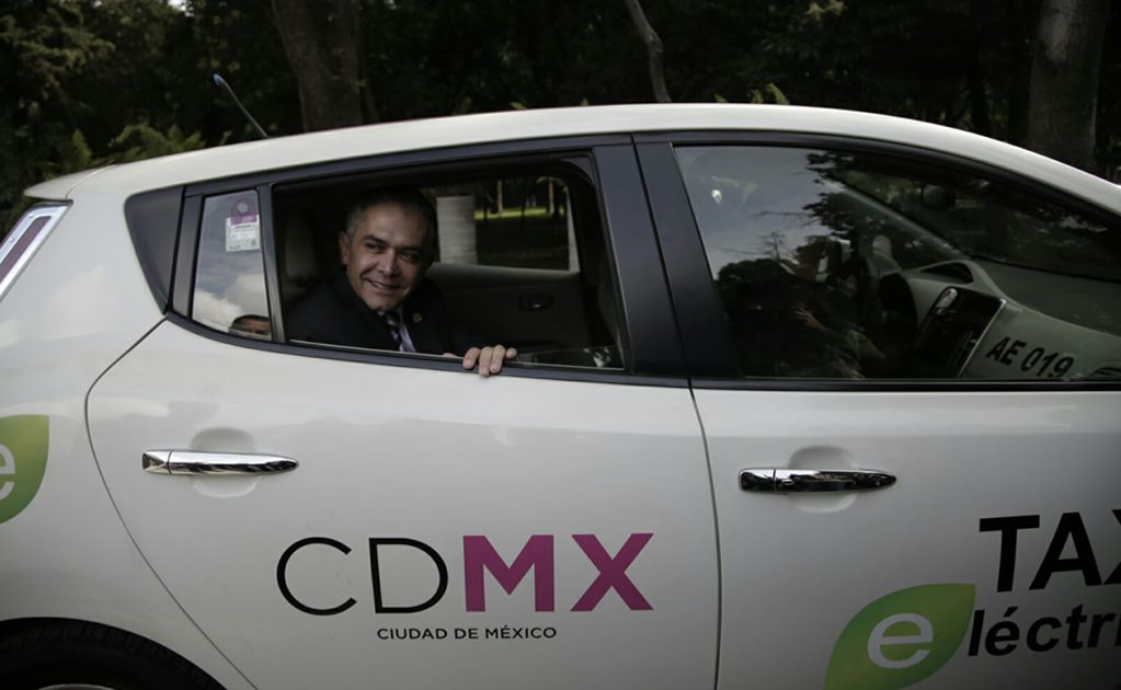 Mancera usa taxi eléctrico en Día sin Auto
