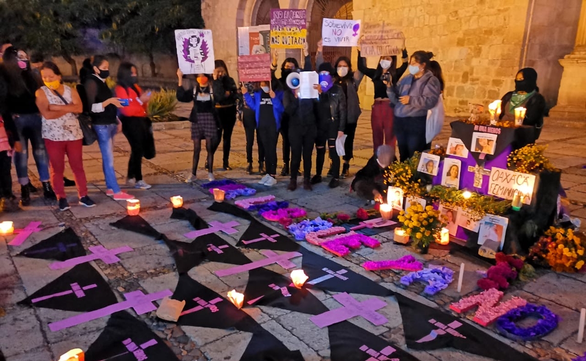 Con una ofrenda y veladoras, feministas recuerdan a mujeres asesinadas en Oaxaca