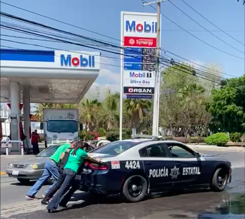 #Video. Candidata del PVEM empuja y auxilia a patrulla de la Policía Estatal