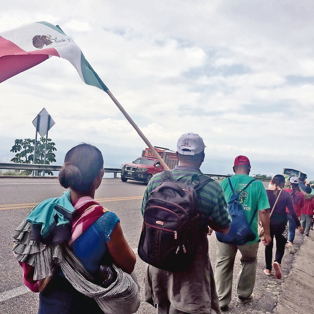 Desplazados indígenas siguen su ruta a Tuxtla Gutiérrez